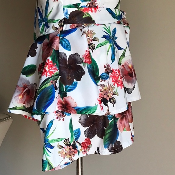 Floral V-Neck Romper with Crisscrossed Back Straps - Picture 6 of 7